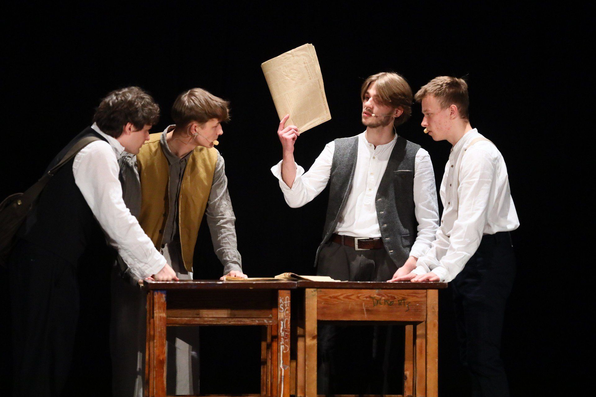 Wyjątkowy spektakl &#34;Tam, gdzie miłość spotkała historię&#34; na scenie MOK w Piotrkowie. Na scenie występują uczniowie i nauczyciele I LO.