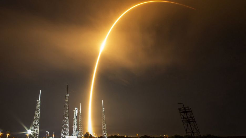 Jeden ze startów rakiety Falcon-9, która wynosi Starlinki na orbitę