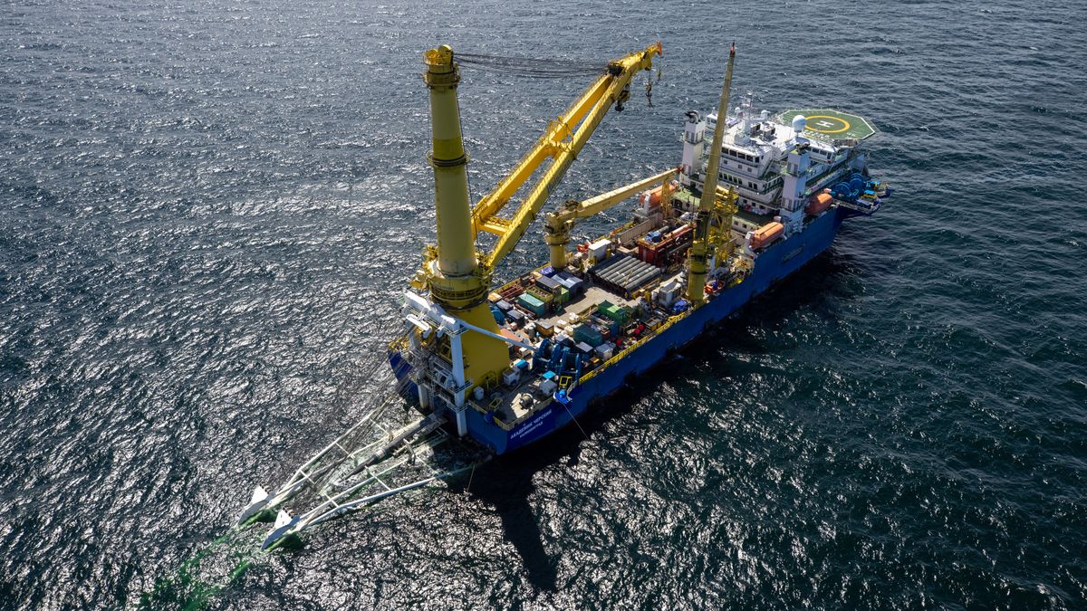 Rosyjski statek "Akademik Czerski" kładzie rurociąg na dnie Bałtyku. Sąd uznał, że będzie od podlegał unijnym regulacjom 