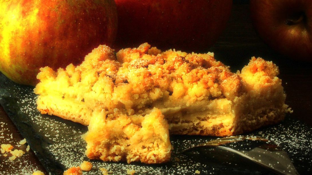 Nie wyrzucaj czerstwego pieczywa - zrób szarlotkę. 