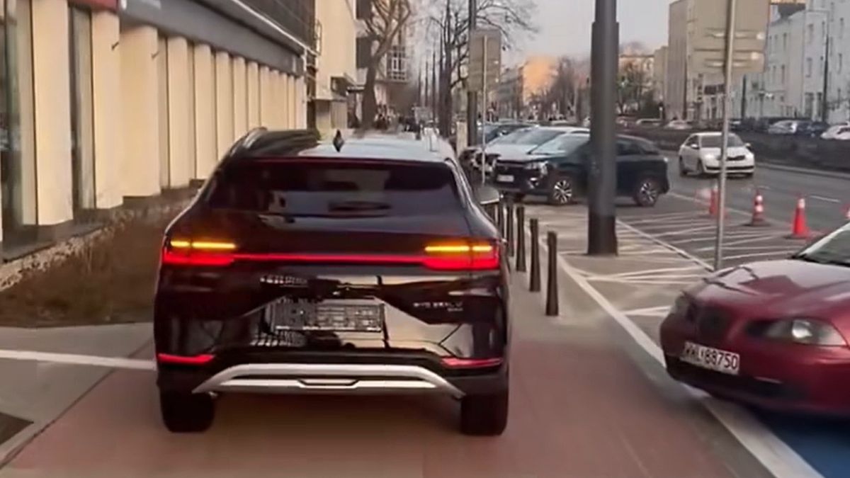 Kierowca całkowicie nowego auta jechał po chodniku