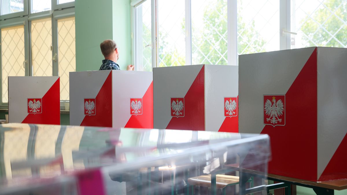 Warszawa, 01.06.2025. Wybory prezydenta RP - II tura. Głosowanie w lokalu wyborczym w Warszawie, 1 bm. Trwa głosowanie w II turze wyborów prezydenta RP. Do jego zakończenia obowiązuje cisza wyborcza. (mr) PAP/Leszek Szymański