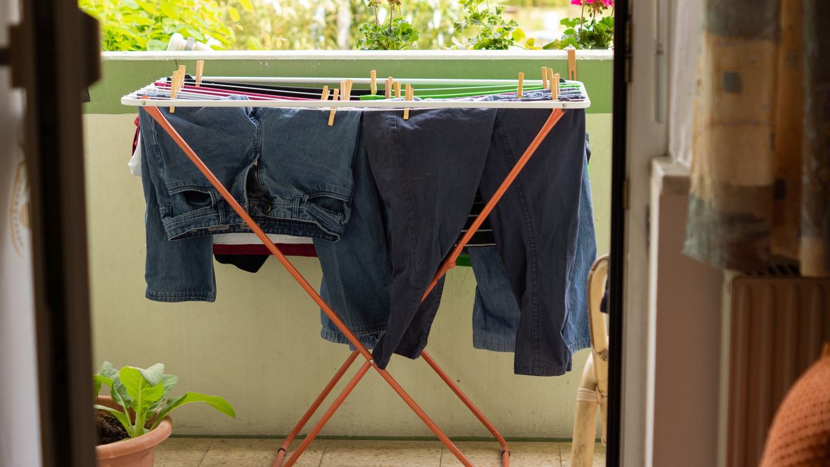 Susząc pranie na balkonie, warto pamiętać o kilku zasadach
