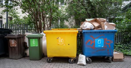 Seniorzy mogą nie płacić za wywóz śmieci. Mało kto wie o tej możliwości