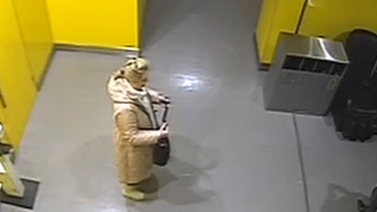 To stało się w toalecie. Miała włosy blond. Szuka jej policja