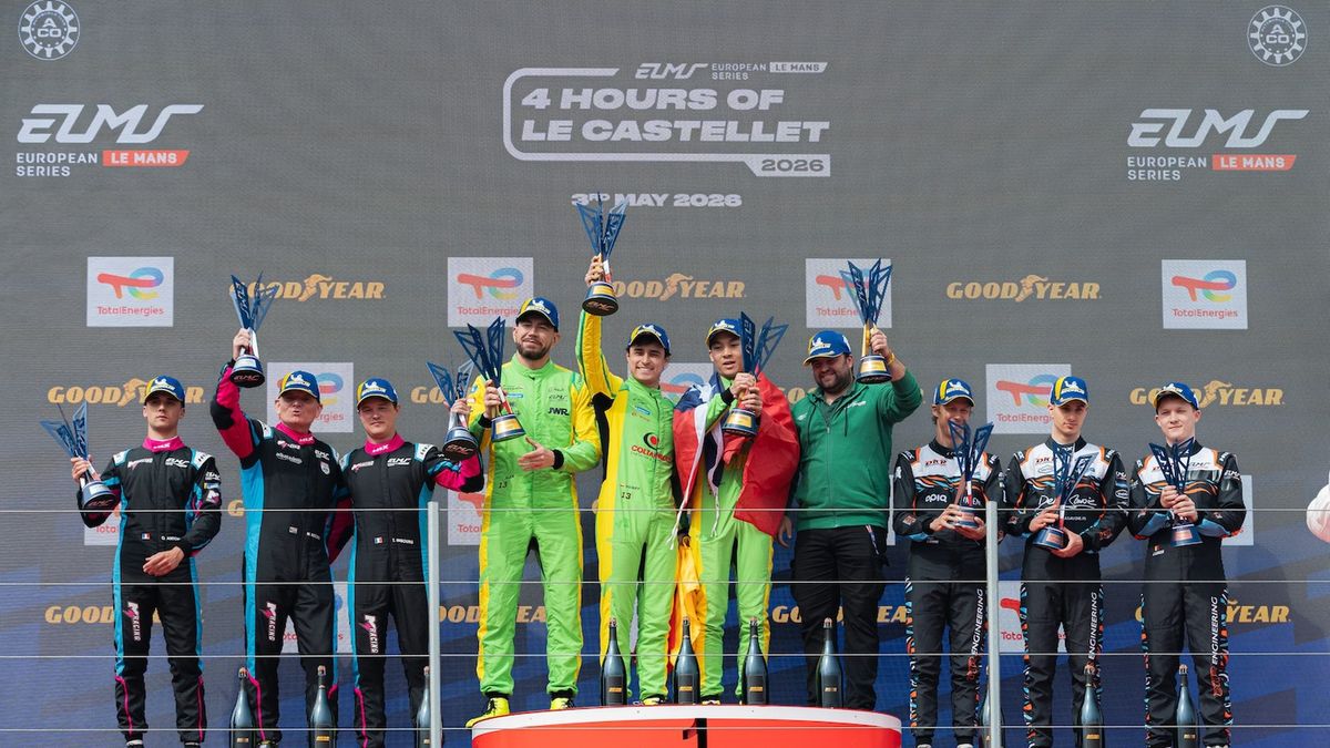 Załoga IEC na podium