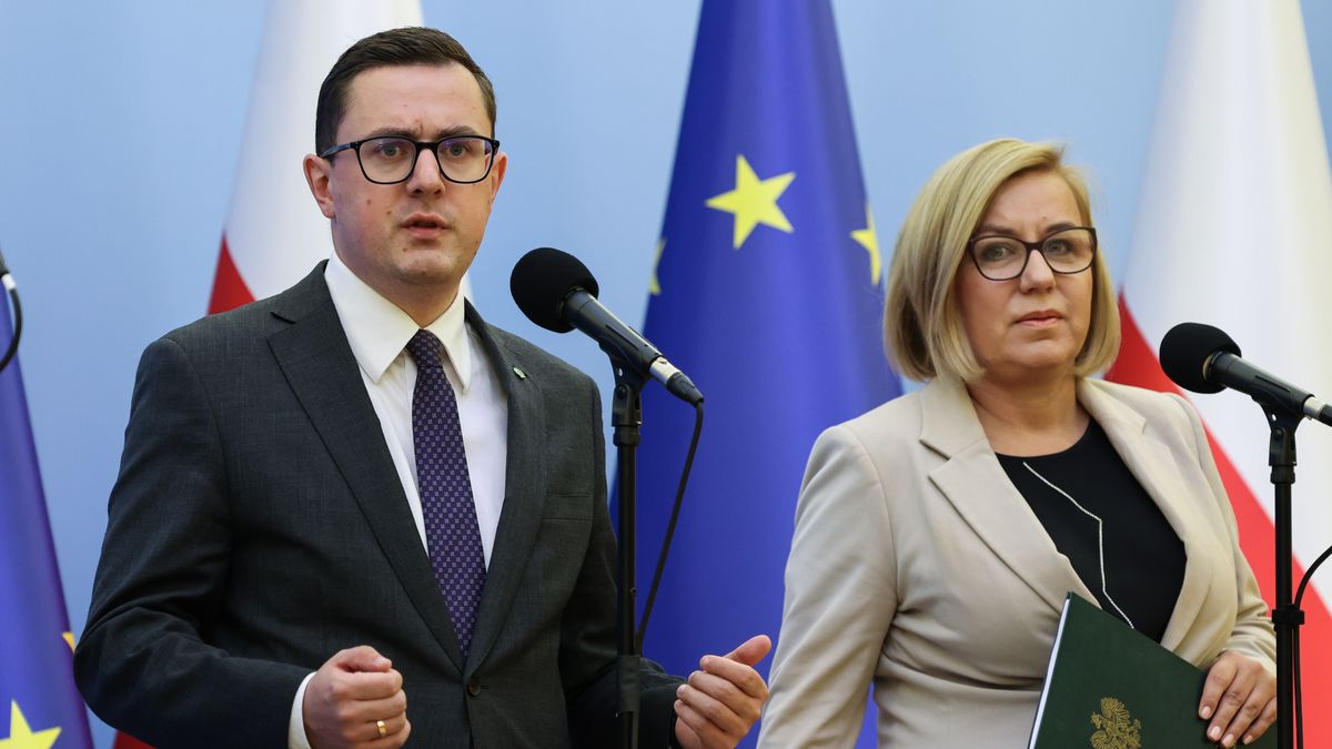 Warszawa, 27.08.2025. Ministrowie: energii Miłosz Motyka (L) oraz klimatu i środowiska Paulina Hennig-Kloska (P) podczas konferencji prasowej w siedzibie KPRM w Warszawie, 27 bm. Konferencja dot. zakończonego posiedzenia Rady Gabinetowej z udziałem prezydenta RP. (amb) PAP/Albert Zawada