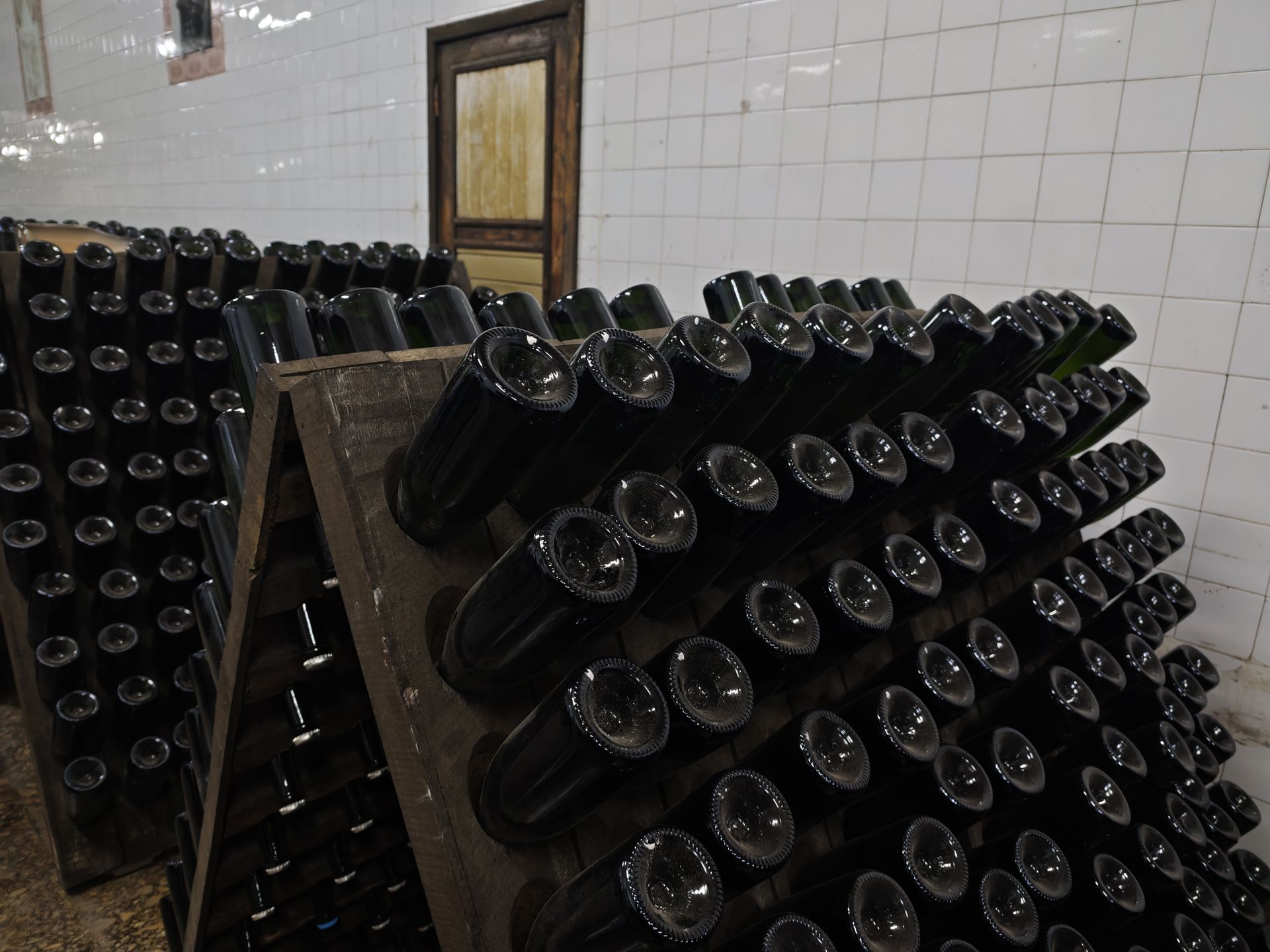 Dojrzewające butelki z musującym winem