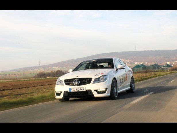 Lepsze osiągi i przyczepność – SKN C 63 AMG Coupé XC 63 White Series Stufe 3 (2012)