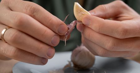 Ręce pachną ci czosnkiem? Sięgnij po te produkty, a będą jak po wizycie w spa
