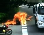 Motocykl staje w płomieniach po zderzeniu z ciężarówką