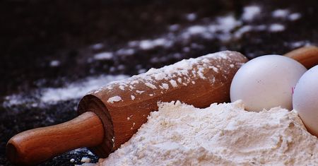 Biała mąka pszenna (przemysłowa), zaw. białka 15% (niewzbogacona, bielona)