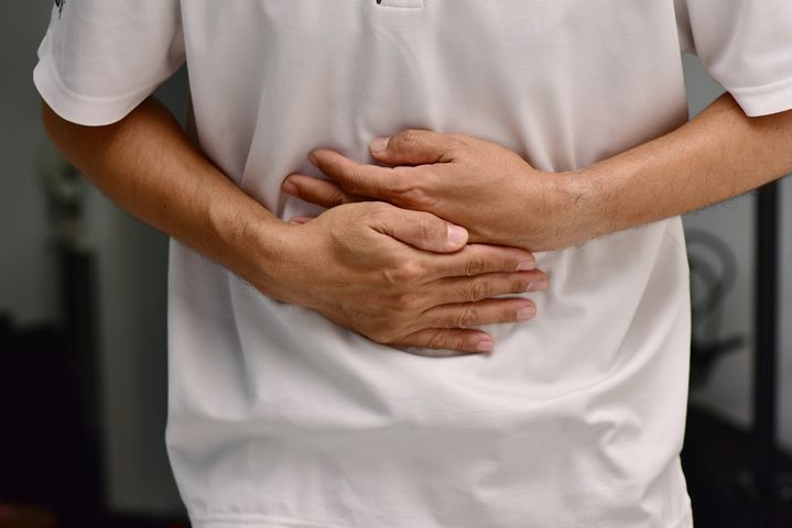 Jednym z objawów raka jelita grubego jest ból w prawym podbrzuszu