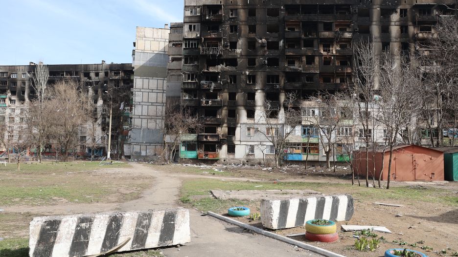 MARIUPOL, UKRAINE - MARCH 29: A view of damaged buildings and vehicles after shelling in the Ukrainian city of Mariupol under the control of Russian military and pro-Russian separatists, on March 29, 2022. (Photo by Leon Klein/Anadolu Agency via Getty Images)