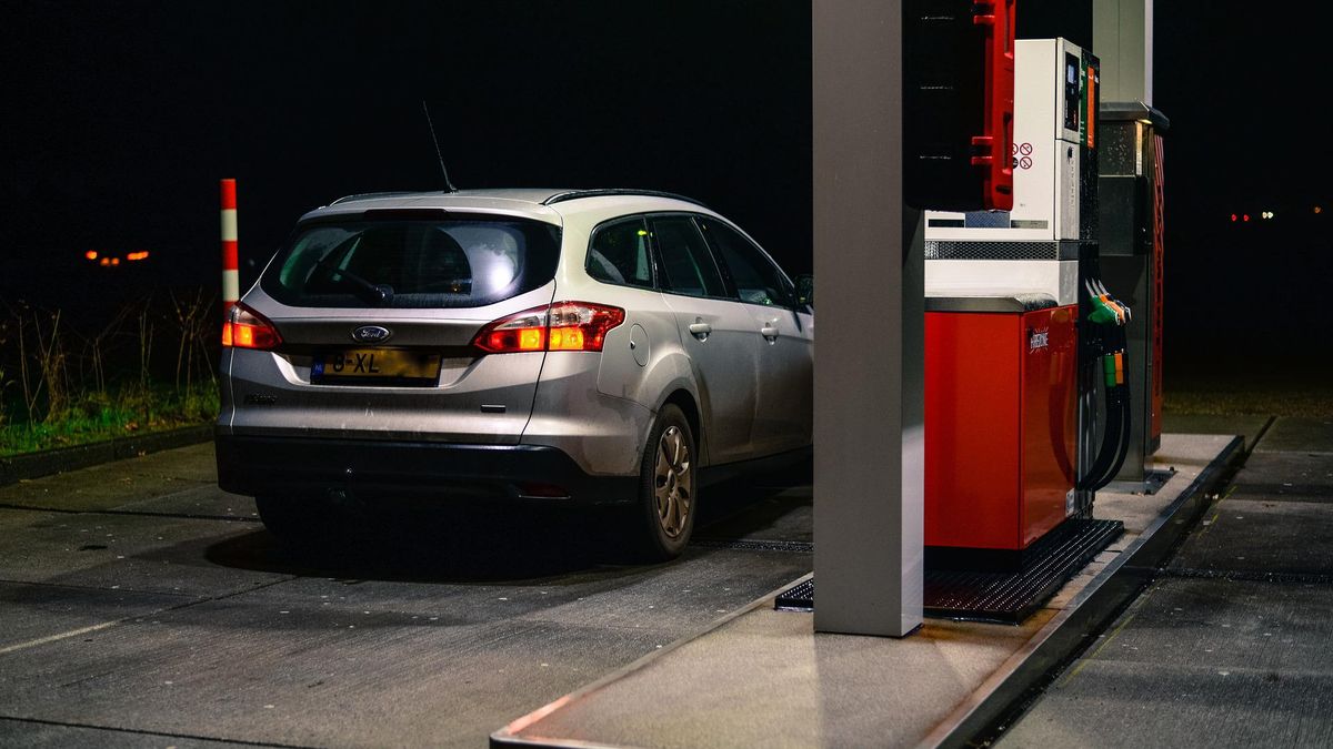 Kobieta zostawiła swoje córki na stacji.