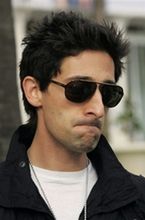 Adrien Brody łamie ołówek dolarem