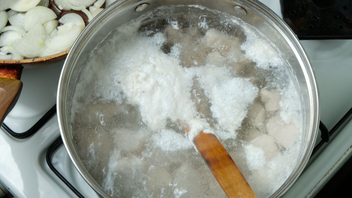 Biała piana podczas gotowania mięsa