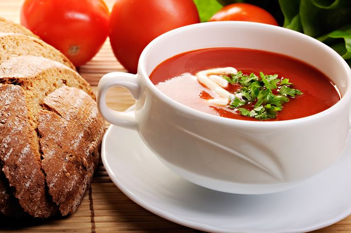 Zupa pomidorowa na bazie wołowiny z makaronem przygotowana z dodatkiem wody 1:1