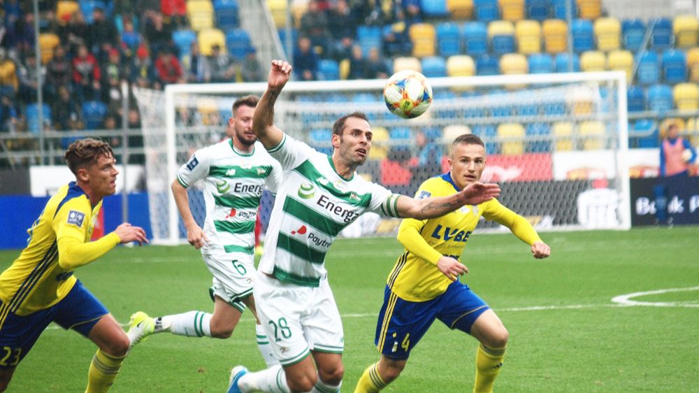 WP SportoweFakty / Agnieszka Skórowska / Na zdjęciu: Michał Nalepa w walce o piłkę z Flavio Paixao