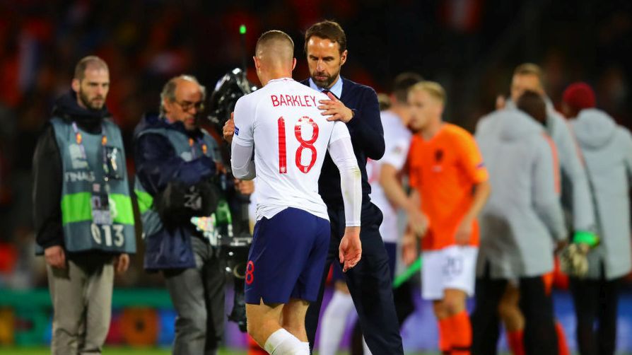 Gareth Southgate pociesza Rossa Barkleya po porażce Anglii z Holandią w półfinale Ligi Narodów UEFA