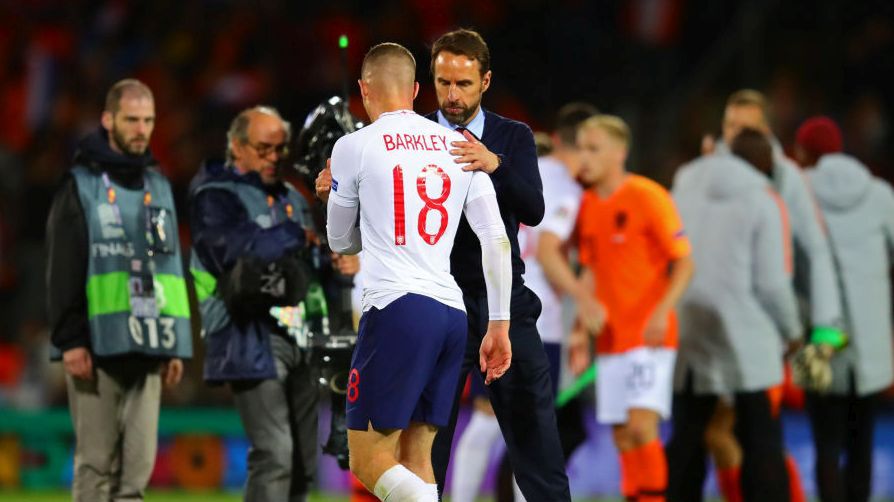 PAP/EPA / Chris Brunskill/Fantasista / Na zdjęciu: Gareth Southgate pociesza Rossa Barkleya po porażce Anglii z Holandią w półfinale Ligi Narodów UEFA