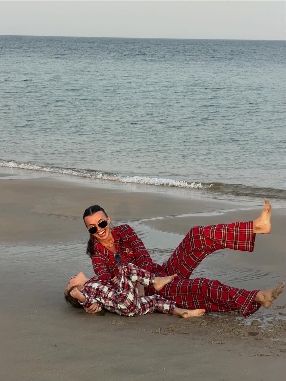 Katarzyna Sokołowska na plaży z synem