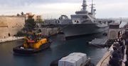 Lotniskowiec przepłynął środkiem miasta. "Cavour" opuścił stocznię i przyjmie F-35B
