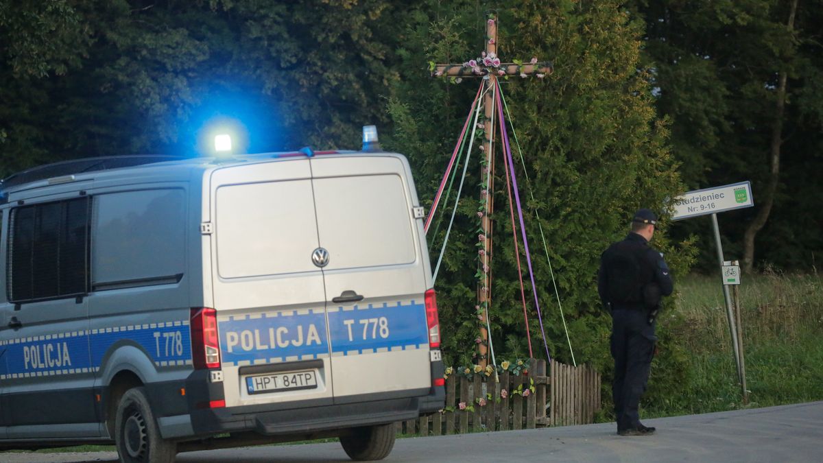 Korsze, 20.09.2025. Służby w miejscu znalezienia rosyjskiego drona w miejscowości Korsze, 20 bm. W nocy z 9 na 10 września doszło do naruszenia polskiej przestrzeni powietrznej przez dużą liczbę rosyjskich bezzałogowych statków powietrznych. Pierwsze miało miejsce o godz. 23.30 zaś ostatnie rano ok. 6.30. Te, które stanowiły bezpośrednie zagrożenie, zostały zestrzelone. (sko) PAP/Tomasz Waszczuk ***Do tego materiału zdjęciowego dostępna jest również depesza w systemie CSI, pt.: W woj. warmińsko-mazurskim odnaleziono ostatniego drona, który wleciał do Polski z Rosji***