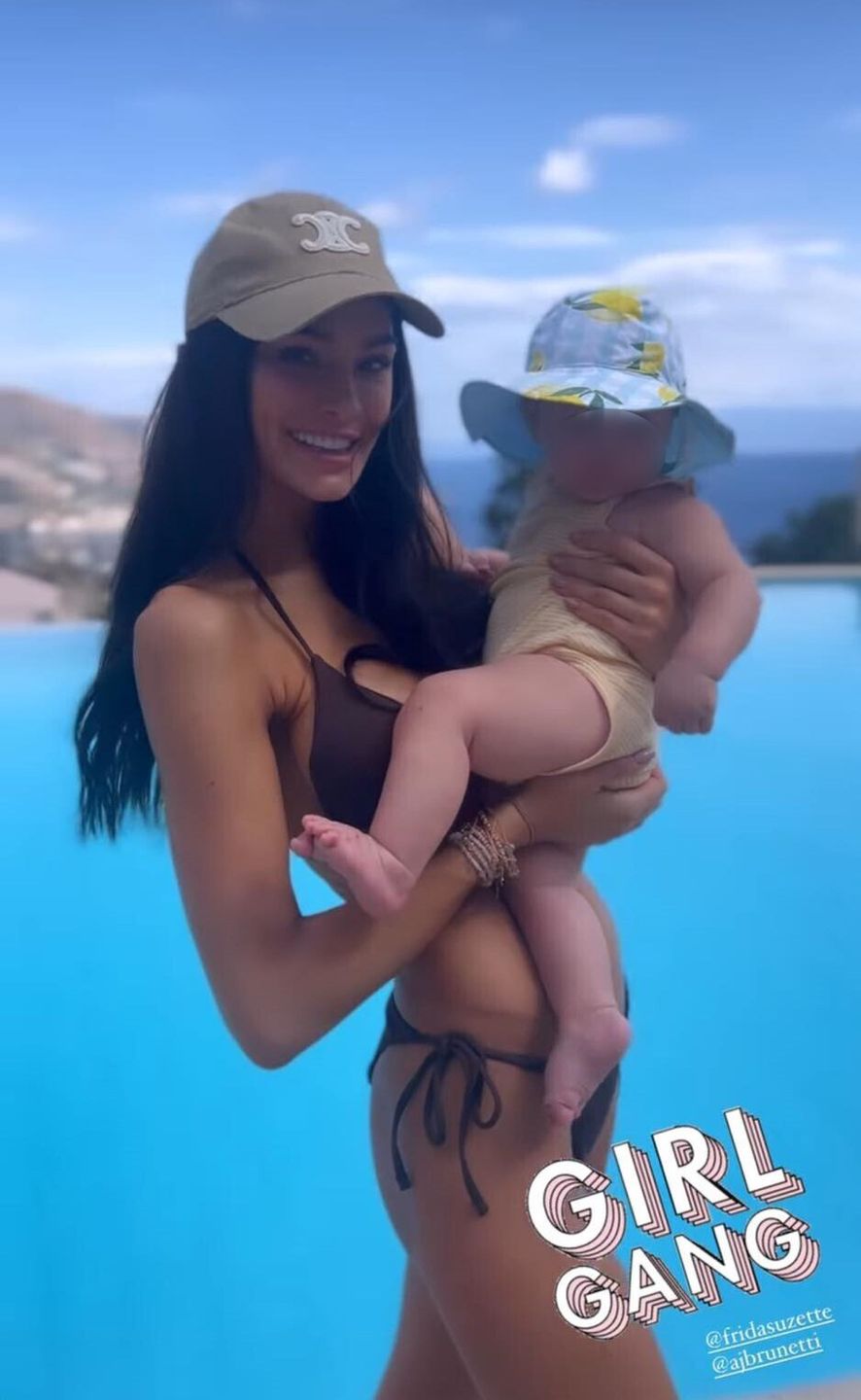Była partnerka Wojciecha Szczęsnego pozuje w bikini