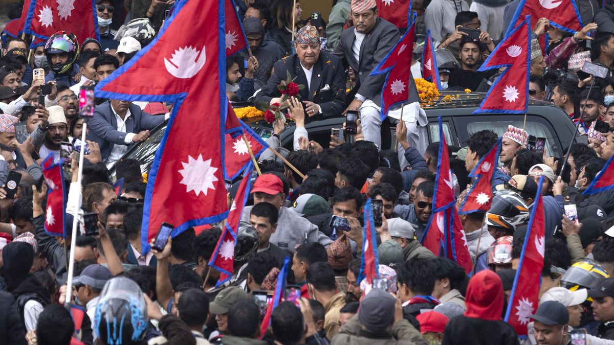 10 tysięcy Nepalczyków przyszło pod lotnisko, by powitać byłego 