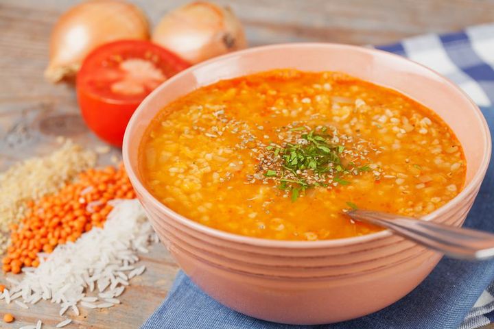 Zupa pomidorowa z ryżem przygotowana z dodatkiem wody 1:1