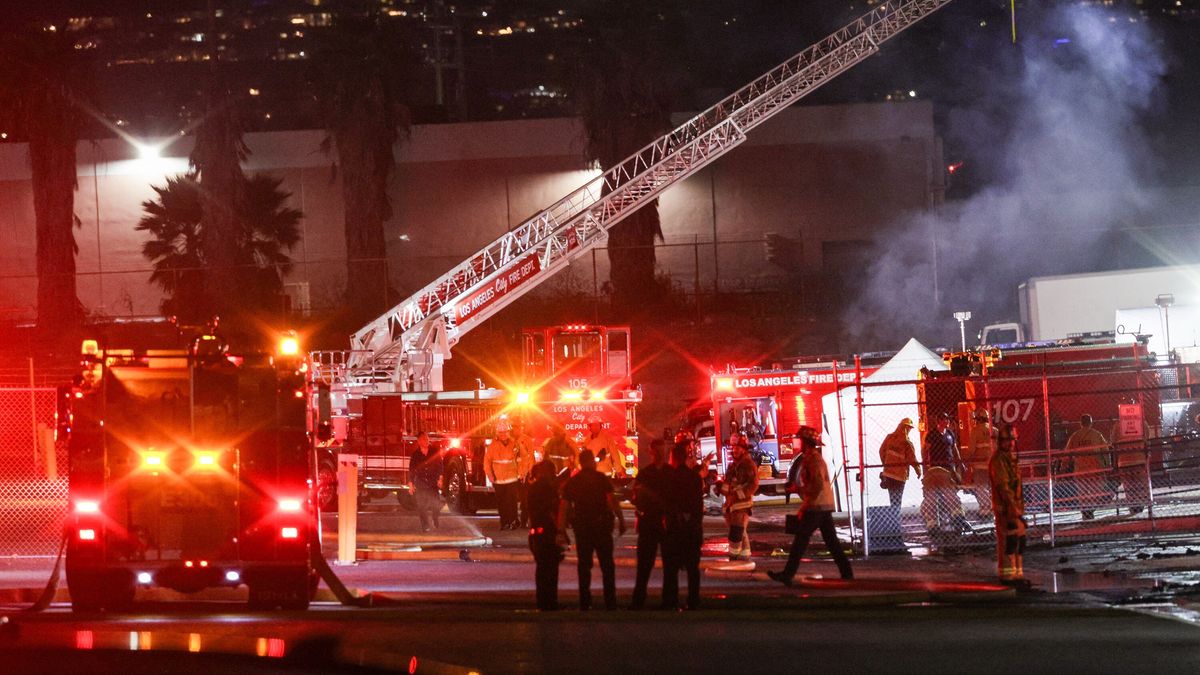 epaselect epa13243005 Emergency personnel work at the scene of a helicopter crash in Chatsworth, Los Angeles, California, USA, 15 September 2026. The helicopter, identified as NBC4?s NewsChopper4, crashed while covering a nearby fatal traffic collision, killing three people, including NBC4 reporter Eliana Moreno and pilot George Marciniw. EPA/CHRIS TORRES Dostawca: PAP/EPA.