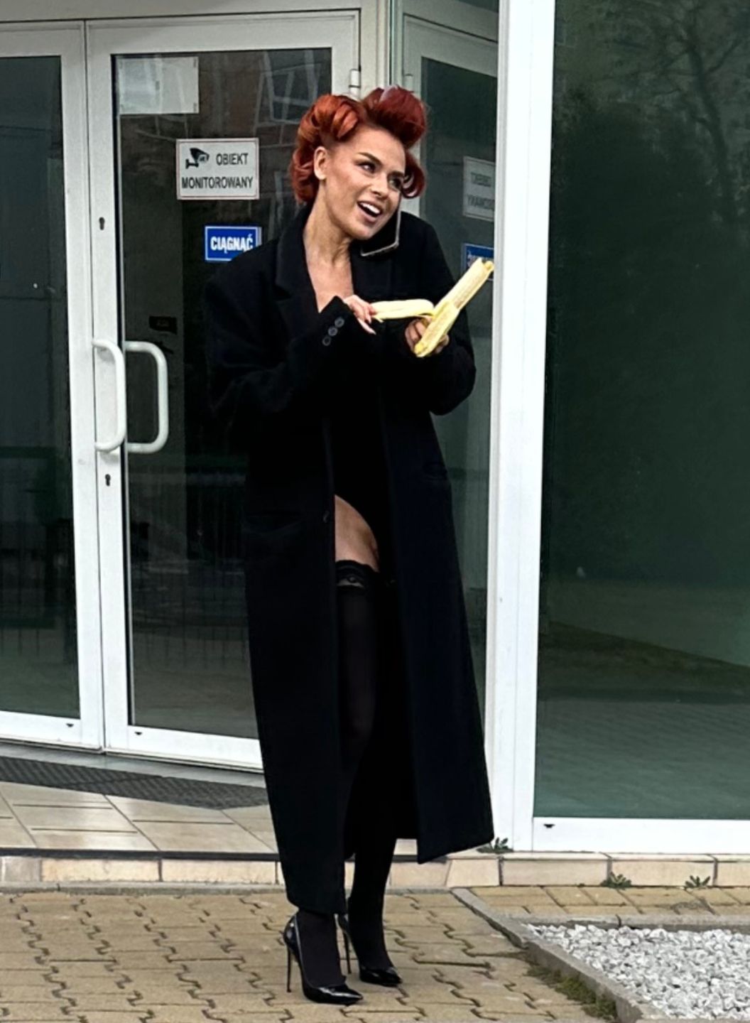 Natasza Urbańska wcina banana z wałkami na głowie