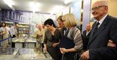 Władysław Bartoszewski przekazał bibliotece periodyki o tematyce powstańczej
