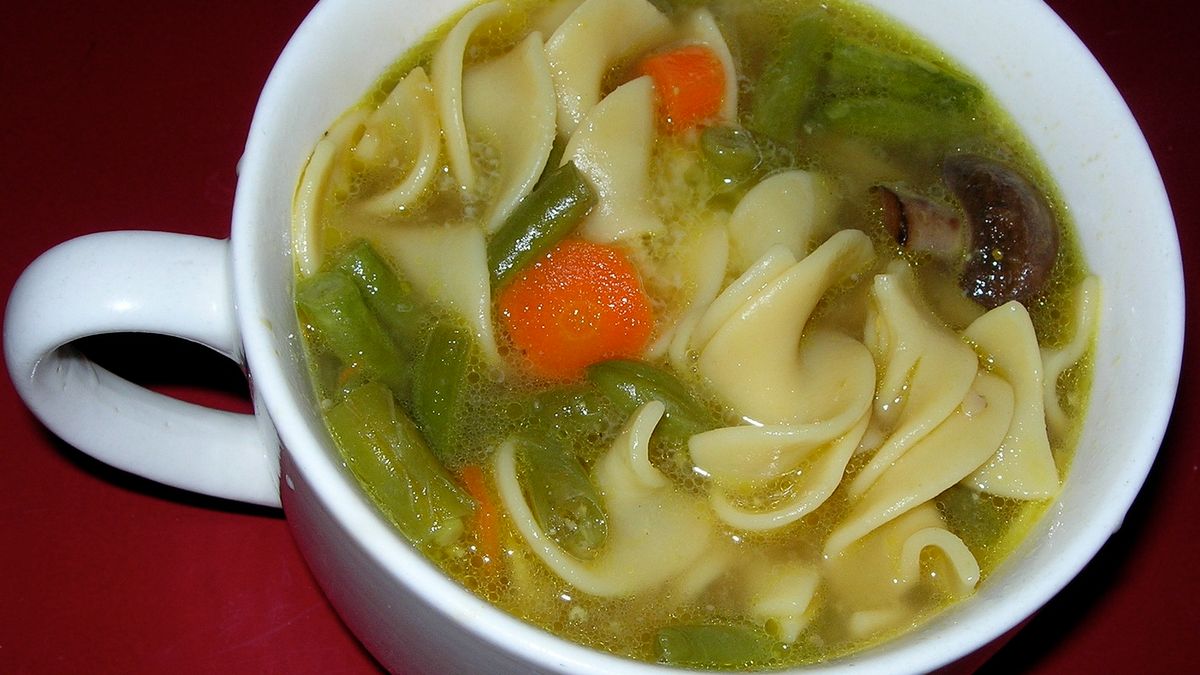 Zupa na mięsie z indyka z makaronem przygotowana z dodatkiem wody 1:1