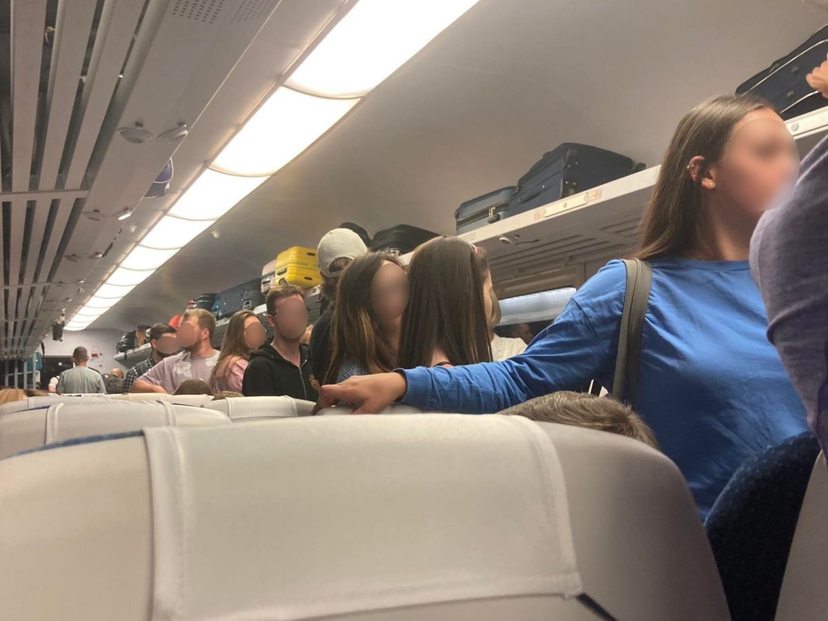 Tłum w pociągu PKP Intercity "Sobieski" w niedzielę 7 sierpnia 2022 r.