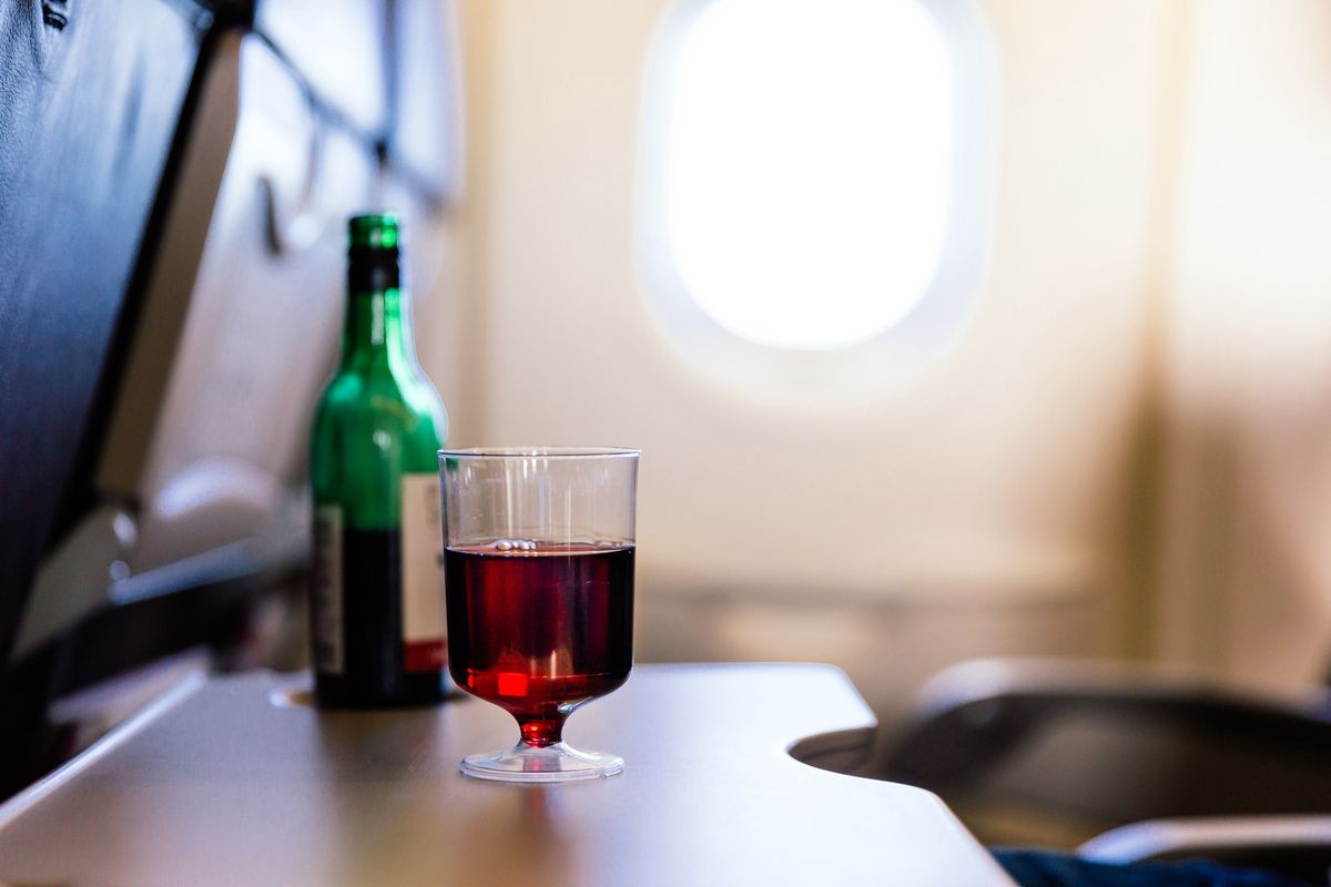Niektóre linie lotnicze całkowicie zrezygnowały ze sprzedaży alkoholu na pokladzie