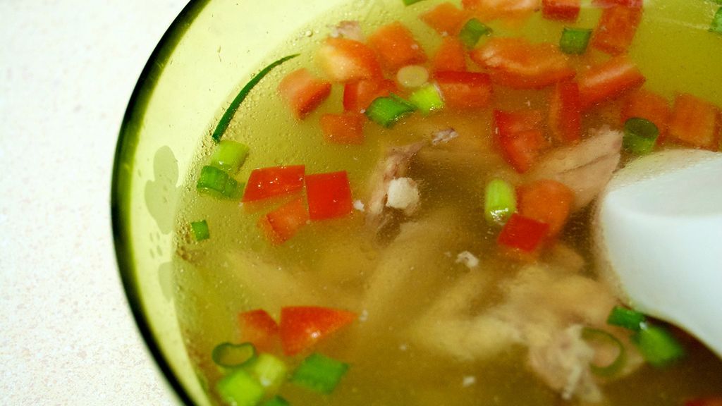 Zupa warzywna na mięsie z indyka przygotowana z dodatkiem wody 1:1