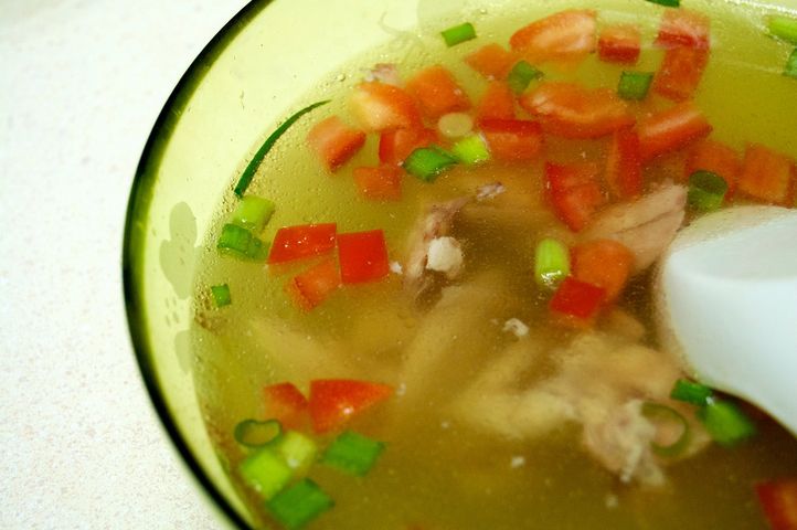 Zupa warzywna na mięsie z indyka przygotowana z dodatkiem wody 1:1