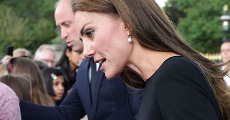 Kobieta zatrzymała Kate i zaczęła opowiadać o królowej. Tak zareagowała księżna