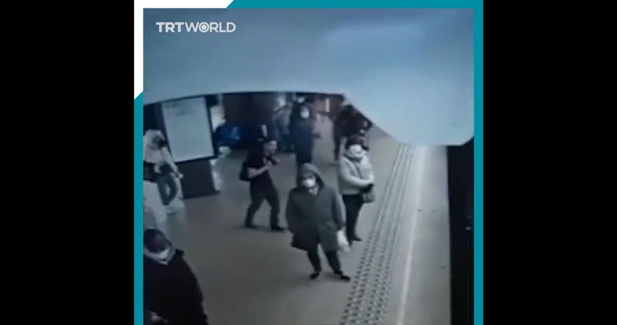 Pchnął kobietę pod pociąg brukselskiego metra. Nagranie przeraża. Fot. Twitter
