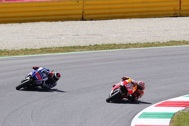 Marc Marquez i Jorge Lorenzo walczyli o zwycięstwo przez niemal cały wyścig (fot. Repsol Honda)