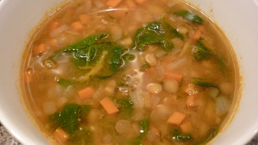 Zupa warzywna wegetariańska przygotowana z dodatkiem wody 1:1