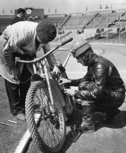 Tommy Price przy motocyklu (fot. Raymond Kleboe/Picture Post/Hulton Archive/Getty Images)