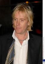 Rhys Ifans ma dość blondynek