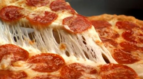 Jak sfotografować ciągnący się ser, czyli wiercenie w pizzy