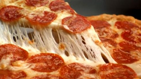 Jak sfotografować ciągnący się ser, czyli wiercenie w pizzy [wideo] 1