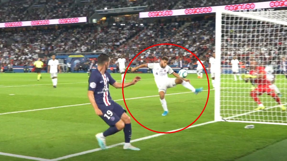 Mathieu Goncalves (Toulouse) niefortunnie interweniuje w meczu z PSG