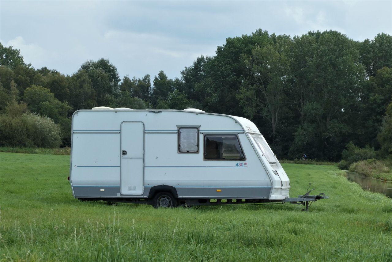 Przyczepa na działce uznana za samowolę budowlaną