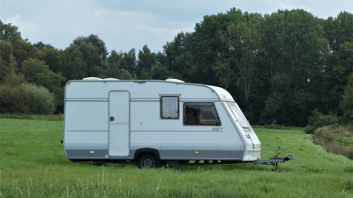 Przyczepa campingowa na własnej działce? To nie zawsze legalne